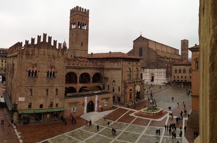 Bologna ha deciso: mascherina obbligatoria anche all&rsquo;aperto
