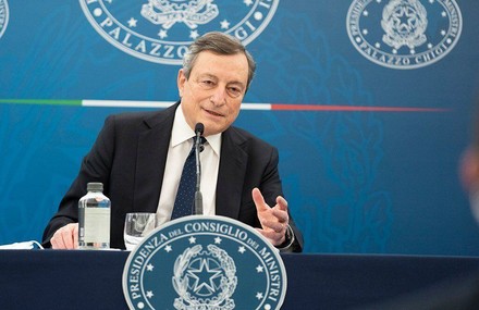 Nell'Italia dei due poli gli elettori scelgono Draghi 