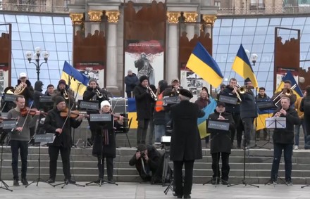 La farsa tra applausi, streaming e musica in piazza