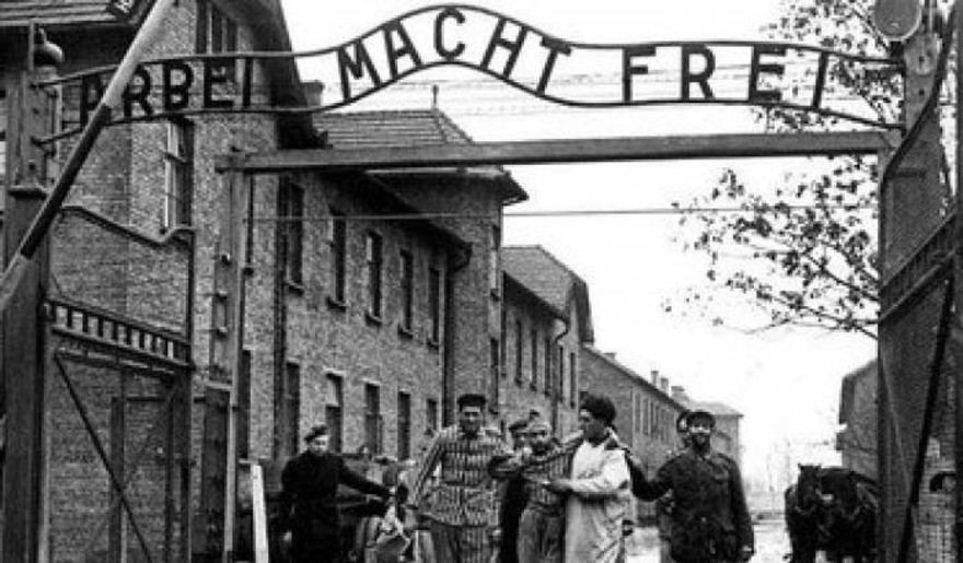 L'ingresso di Auschwitz.jpg