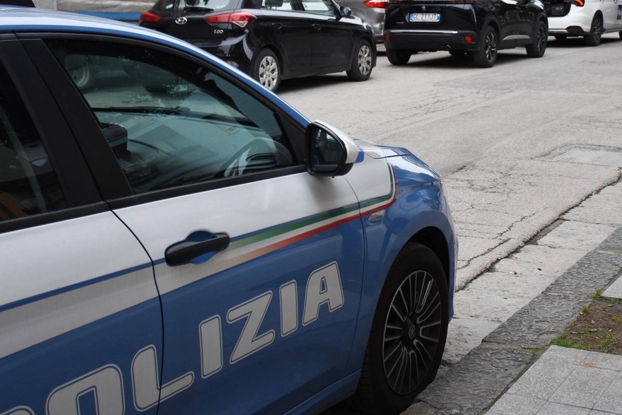 automobile_polizia_ipa_accoltellato.jpg