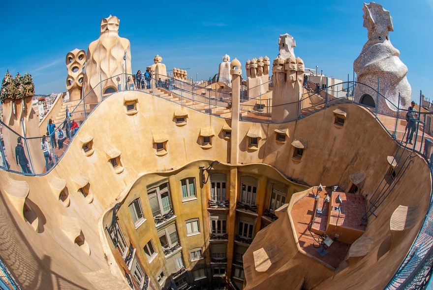 barcellona gaudi-1285294_1280.jpg