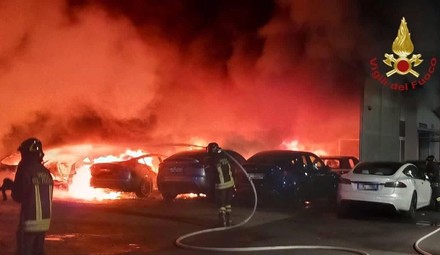 Roma, incendio nel concessionario Tesla di via Serracapiola