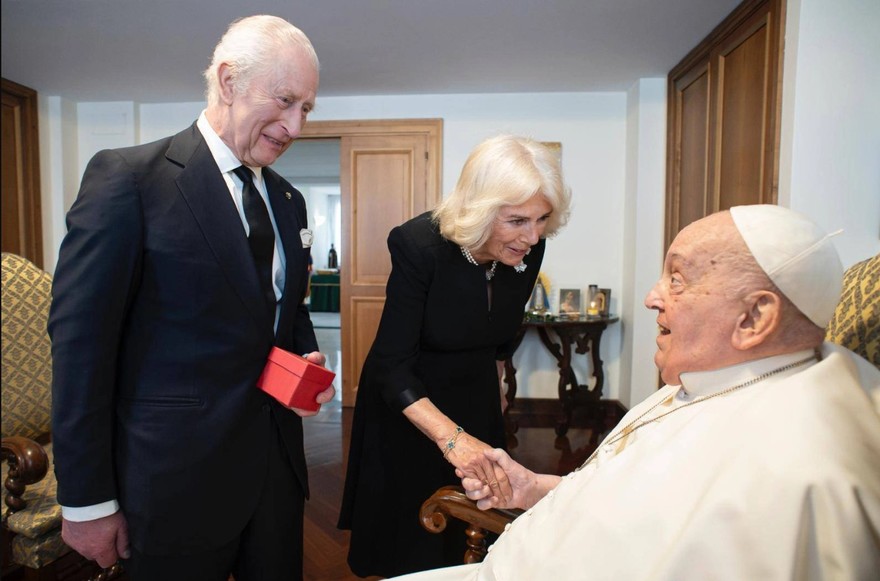 Papa incontro Carlo e Camilla.jpg