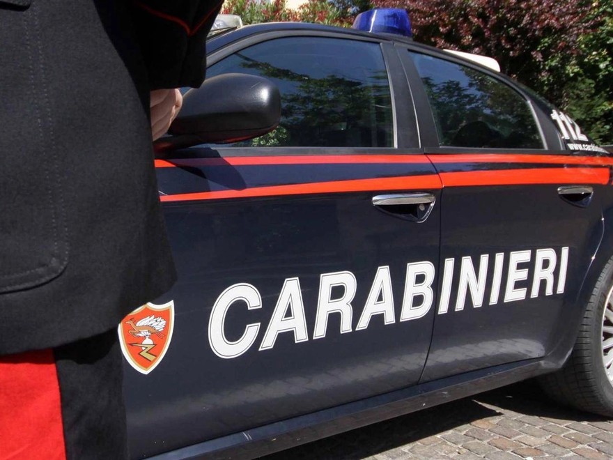 auto_gazzella_dei_carabinieri_con_carabiniere_in_divisa_112.jpg