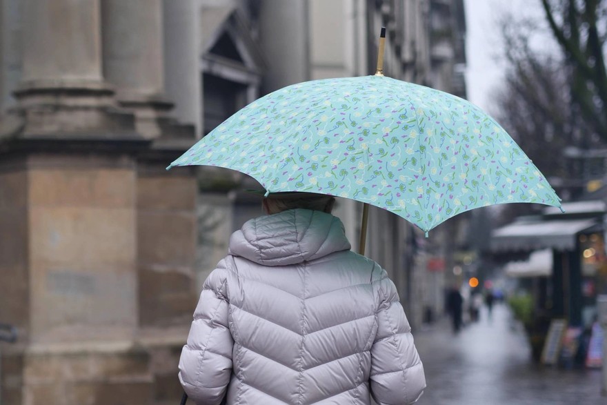 signora_con_ombrello_maltempo_ipa.jpg