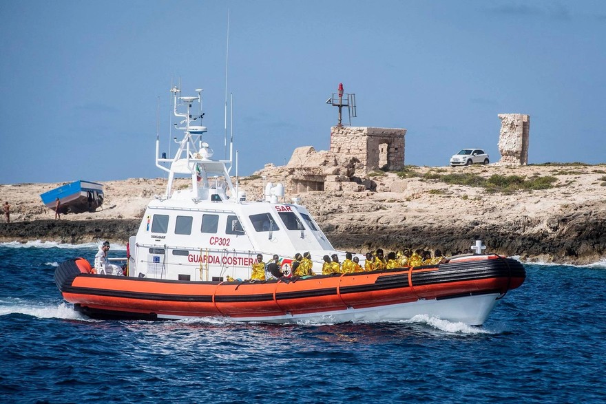 migranti_guardia_costiera_gdf_lampedusa_afp.jpg