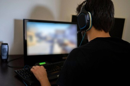 Siti porno nel mirino Ue, indagini su verifica et&agrave; minori