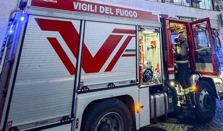 Milano, incendio in appartamento: donna si lancia e muore