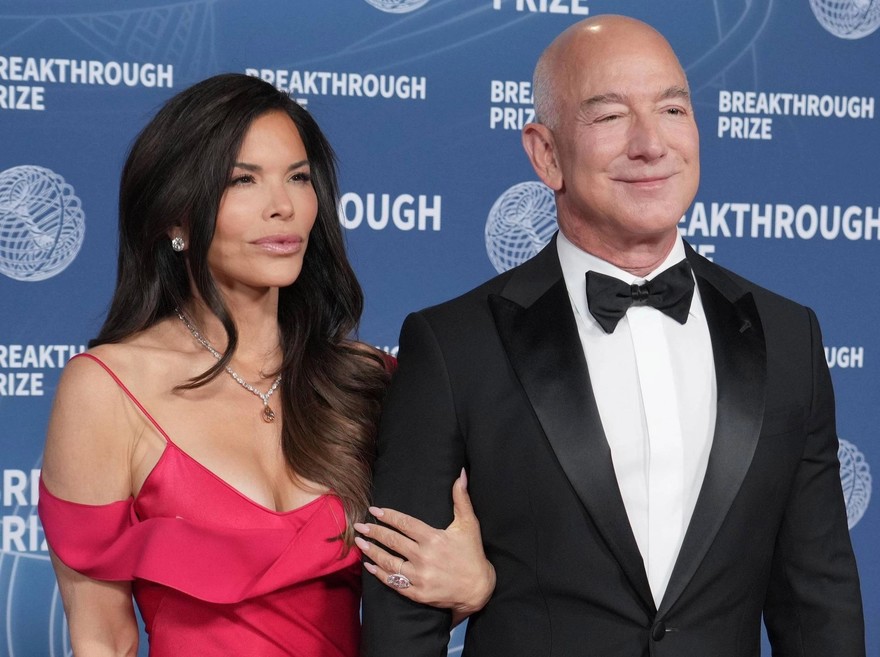 ftg_ipa_aluren_sanchez_jef_bezos_re_carpet_prize.jpg