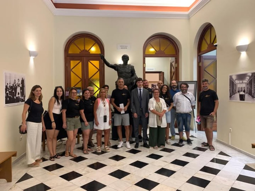 Sunflowers European Tour ad Atene.jpg